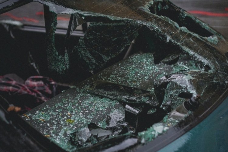 2 kişinin ağır yaralandığı kazada s&uuml;r&uuml;c&uuml; hayatını kaybetti