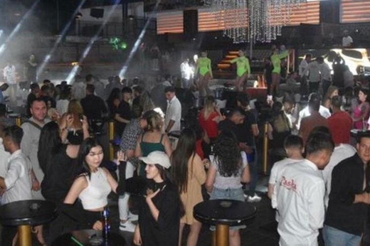 Bodrum'da m&uuml;zik yasağı kalktı! Turistler saat 04.00'e kadar eğlendi