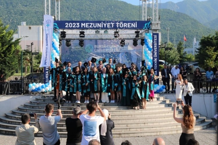 BT&Uuml; 2023 mezunlarını uğurladı