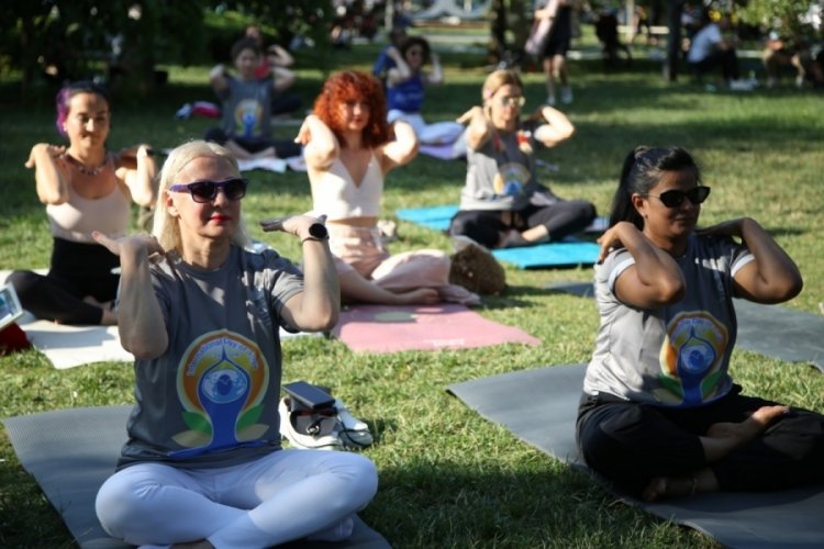 Yoga tutkunları Bursa Nil&uuml;fer'de bir araya geldi