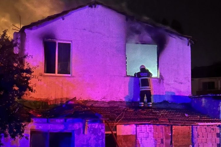 &Ouml;nce babasını darbetti sonra evi ateşe verdi
