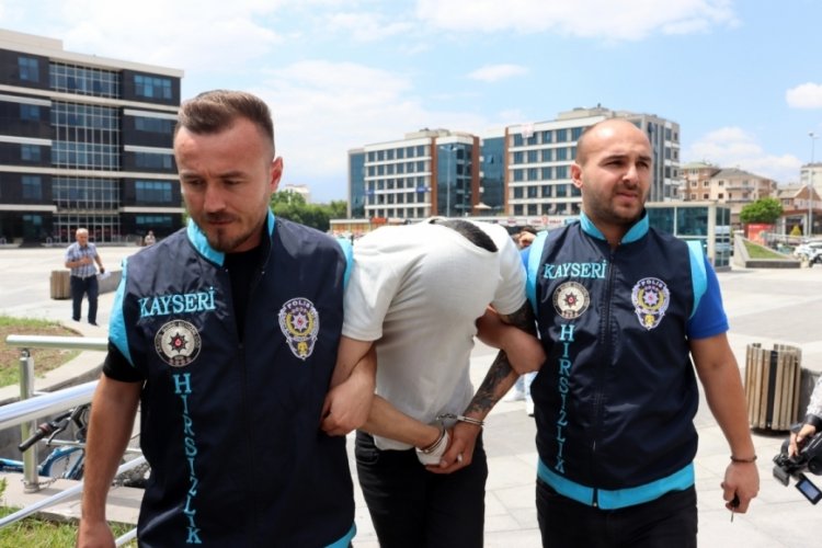 Depremzedenin 500 bin lirasını &ccedil;alan hırsızlık ş&uuml;phelisinin yakını gazetecilere saldırdı