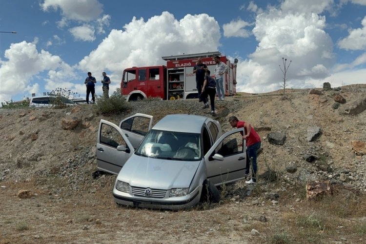 Elazığ'da otomobil şarampole u&ccedil;tu: 5 yaralı