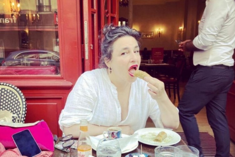 Esra Dermancıoğlu'nun pozu g&uuml;ndem oldu!