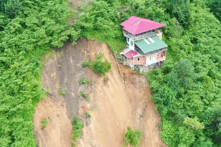 Trabzon'da heyelan nedeniyle 3 ev boşaltıldı
