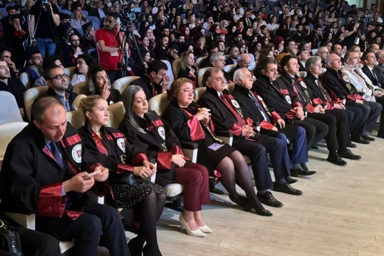 Mezuniyet t&ouml;reninde g&ouml;zyaşları sel oldu