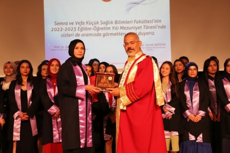 NEV&Uuml;'de gururlandıran mezuniyet