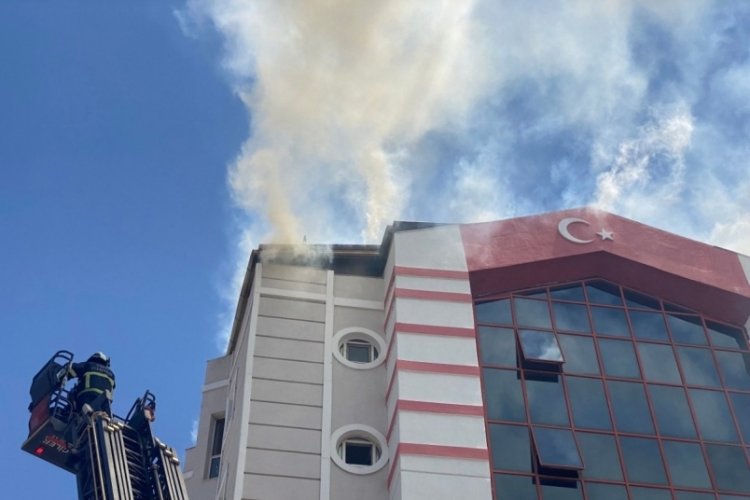 İş merkezinin &ccedil;atısında &ccedil;ıkan yangın b&uuml;y&uuml;meden s&ouml;nd&uuml;r&uuml;ld&uuml;