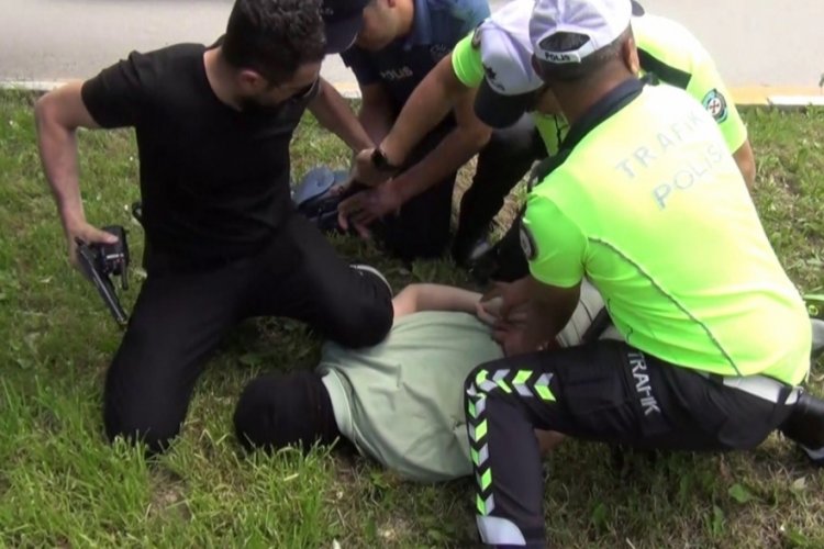 Tatbikatı ger&ccedil;ek sandılar, hırsız kılığındaki polisi yakalamaya &ccedil;alıştılar