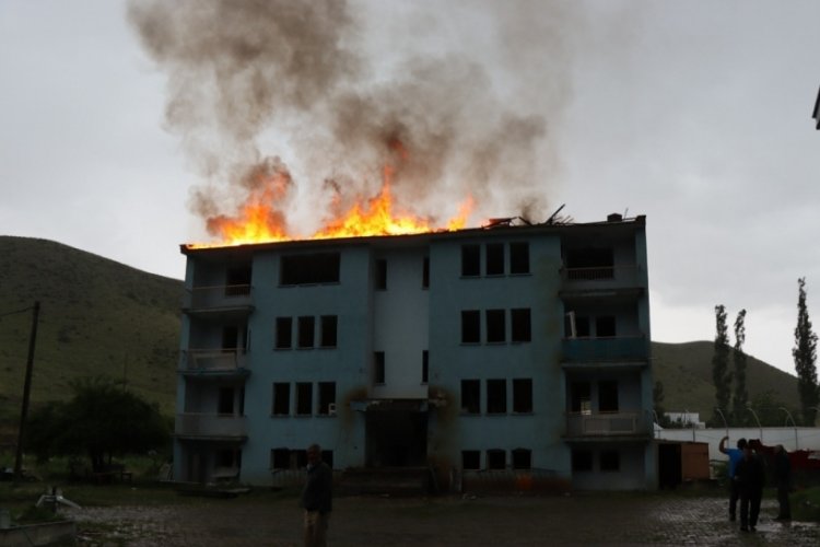 Şimşek &ccedil;aktı, s&ouml;k&uuml;len &ccedil;atı alev aldı