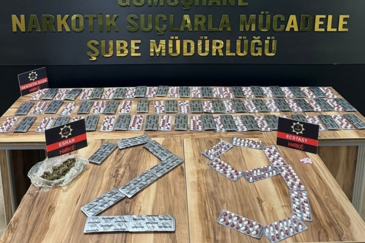 Sırt &ccedil;antasında bin 372 adet uyuşturucu ile yakalanan şahıs tutuklandı
