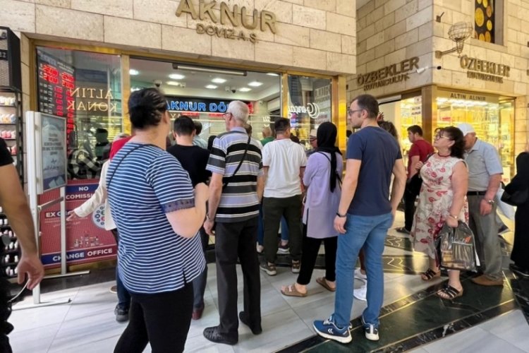 Dolar ve Euro'da yeni zirve! Bursalılar yine d&ouml;viz kuyruğunda&nbsp;