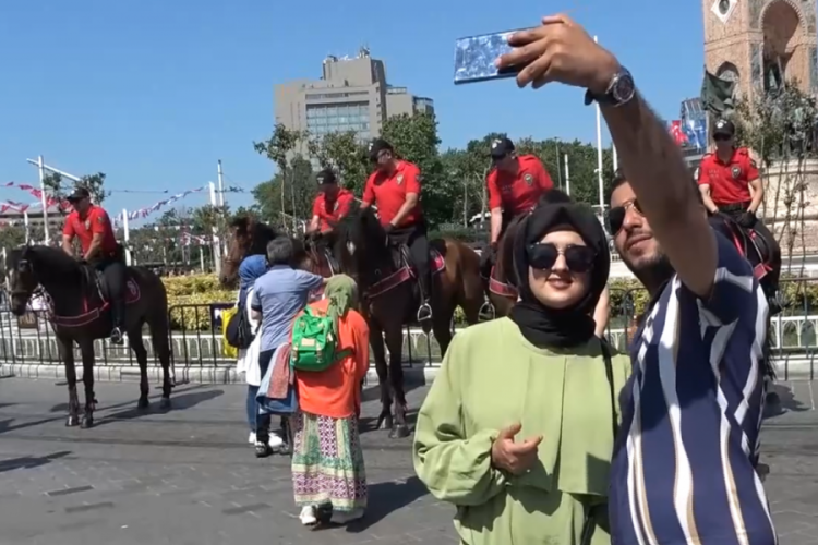 Atlı polislere yoğun ilgi