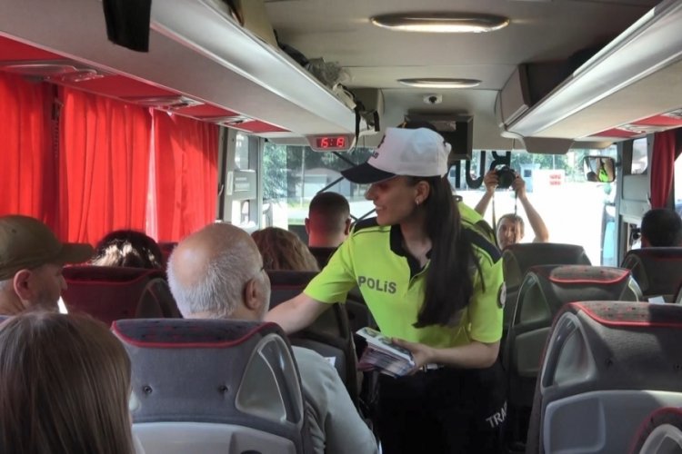 Bursa'da İl Jandarma Komutanı ve Emniyet M&uuml;d&uuml;r&uuml; bayram tatiline &ccedil;ıkan yolcuları uğurladı