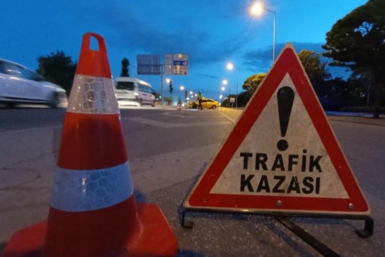 Batman'da otomobil tıra &ccedil;arptı: &Ccedil;ok sayıda yaralı var
