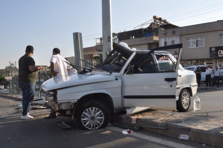Kahramanmaraş'ta kontrolden &ccedil;ıkan otomobil aydınlatma direğine &ccedil;arptı