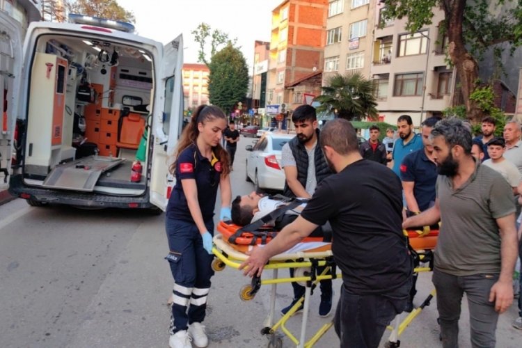 Bursa'da otomobil ile &ccedil;arpışan motosikletteki 2 kişi yaralandı