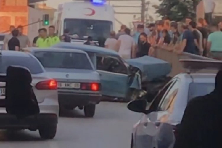 Bursa İneg&ouml;l'de kaza &uuml;st&uuml;ne: Kamyonet ile otomobil &ccedil;arpıştı