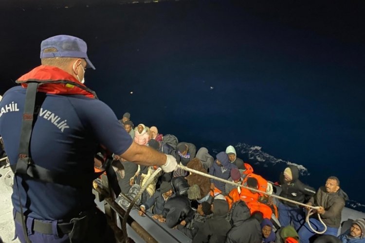 İzmir a&ccedil;ıklarında 48 g&ouml;&ccedil;men kurtarıldı