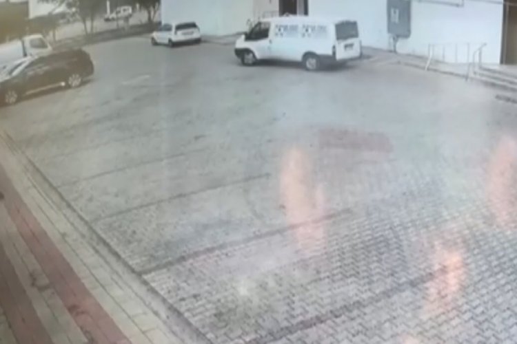 Direksiyon başına ge&ccedil;en 7 yaşındaki &ccedil;ocuk, kardeşine &ccedil;arptı!