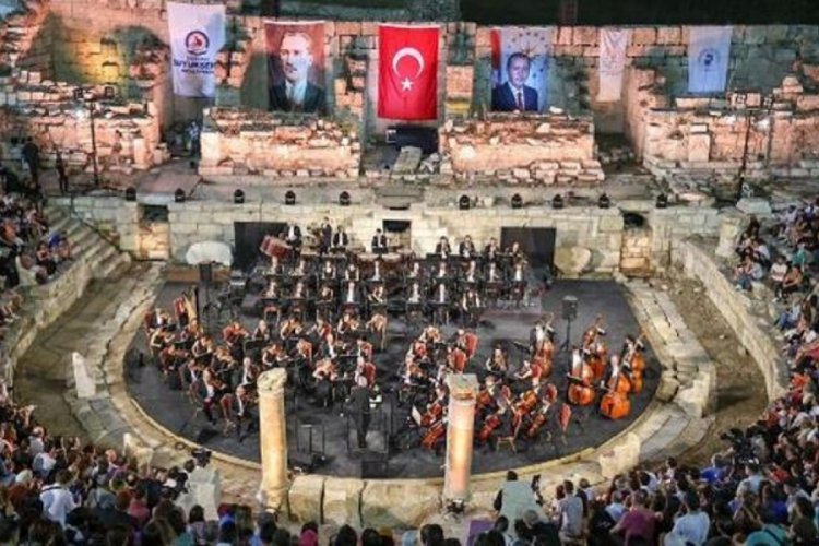 Cumhurbaşkanlığı Senfoni Orkestrası, antik tiyatroda konser verdi