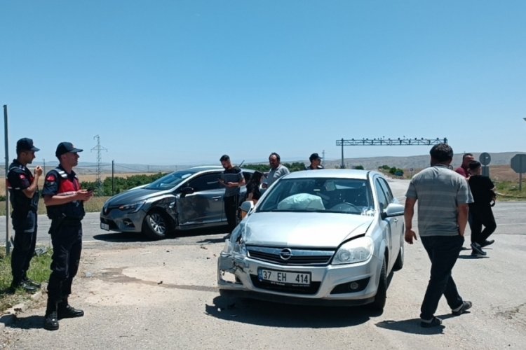 &Ccedil;ankırı'da iki otomobil &ccedil;arpıştı: 1 yaralı