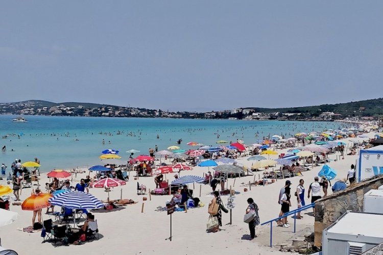 &Uuml;nl&uuml; tatil merkezi &Ccedil;eşme'ye bayramda 1 milyon kişi bekleniyor