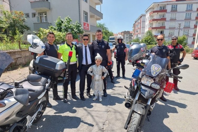 Zonguldak'ta k&uuml;&ccedil;&uuml;k Erbakan'a Yunus polislerinden jest
