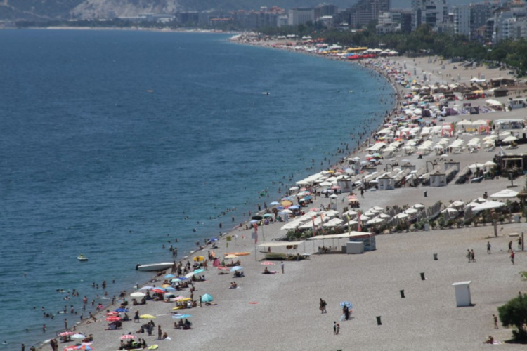 Antalya sahilleri doldu taştı