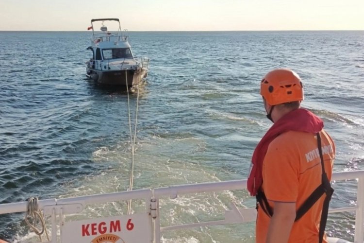 İstanbul'da s&uuml;r&uuml;klenen tekne, kurtarıldı
