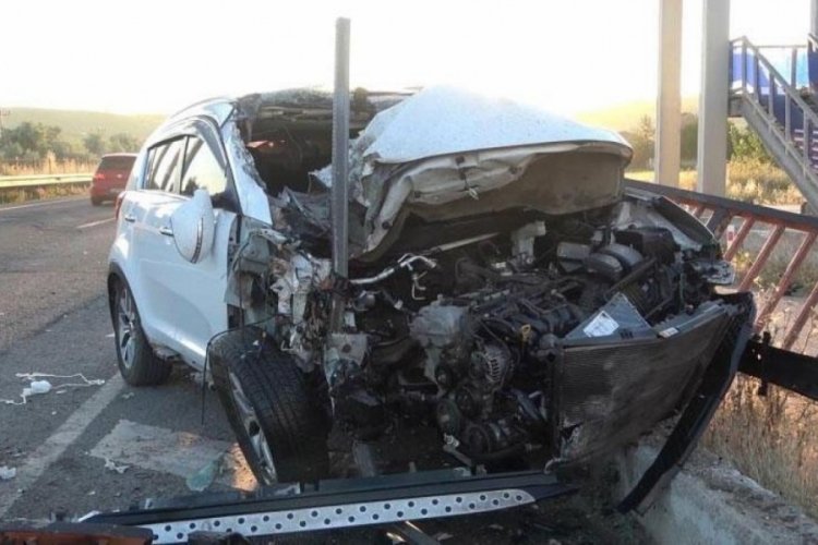 Bayram tatili yolunda feci kaza! Aynı aileden 3 kişi yaralandı