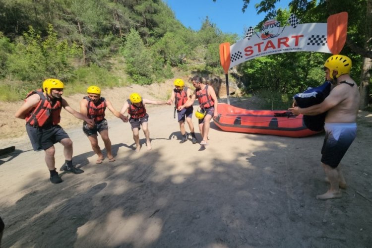 Erzurumlu arkadaş grubu Bursa'da tulum eşliğinde rafting yaptı