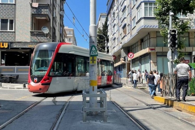İstanbul'da tramvay raydan &ccedil;ıktı