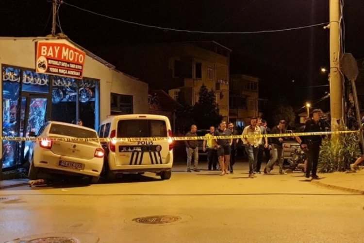 Bursa'da kovalamacada ş&uuml;phelilerin otomobili ile polis aracının &ccedil;arpışması kamerada