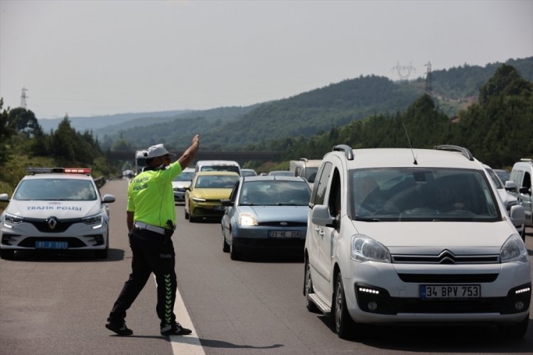 Anadolu Otoyolu D&uuml;zce ve Bolu ge&ccedil;işinde bayram trafiği