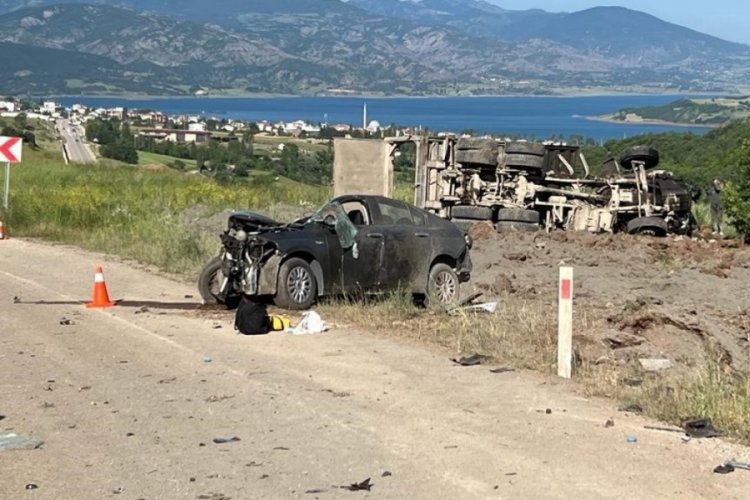 Tokat'ta otomobil ile kamyon &ccedil;arpıştı, &ouml;l&uuml; ve yaralılar var