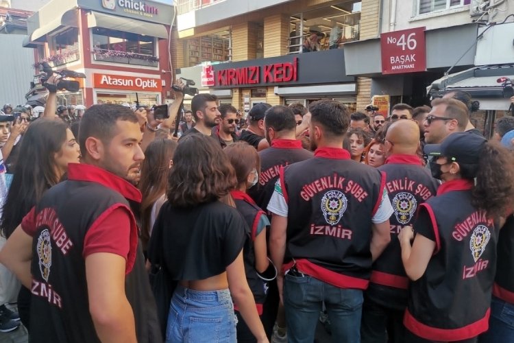 İzmir'de LGBT y&uuml;r&uuml;y&uuml;ş&uuml;ne polis m&uuml;dahalesi: 10'larca g&ouml;zaltı var