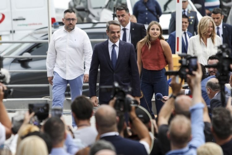 Yunanistan'da anketler Mi&ccedil;otakis'ten fark bekliyor