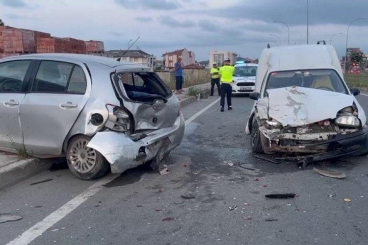 Sakarya'da hafif ticari ara&ccedil; park halindeki otomobile &ccedil;arptı