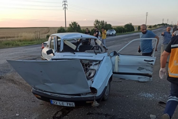 Tekirdağ'da hafif ticari ara&ccedil;la &ccedil;arpışan otomobilin s&uuml;r&uuml;c&uuml;s&uuml; yaşamını yitirdi