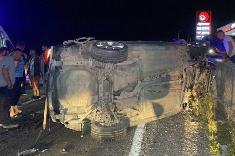 Aksaray'da otomobil takla atıp duvara &ccedil;arptı