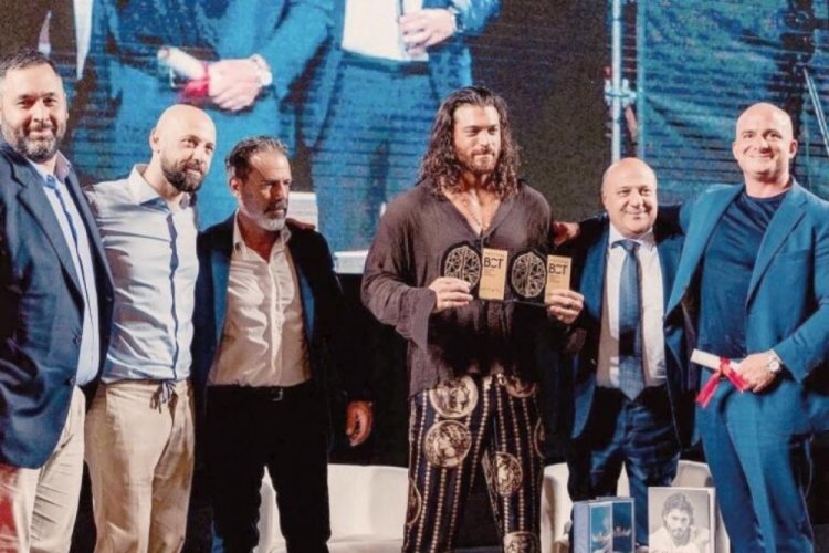 Can Yaman'a İtalya'dan &ouml;d&uuml;l
