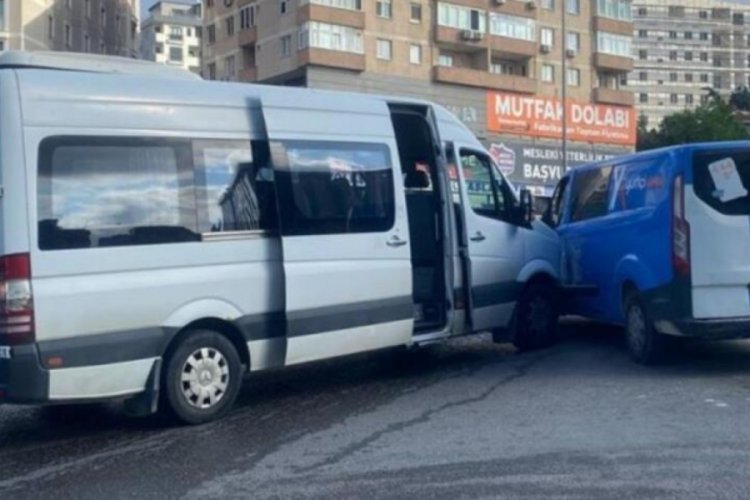 Kocaeli'de iş&ccedil;i servisi ile kargo midib&uuml;s&uuml; &ccedil;arpıştı: 4 yaralı