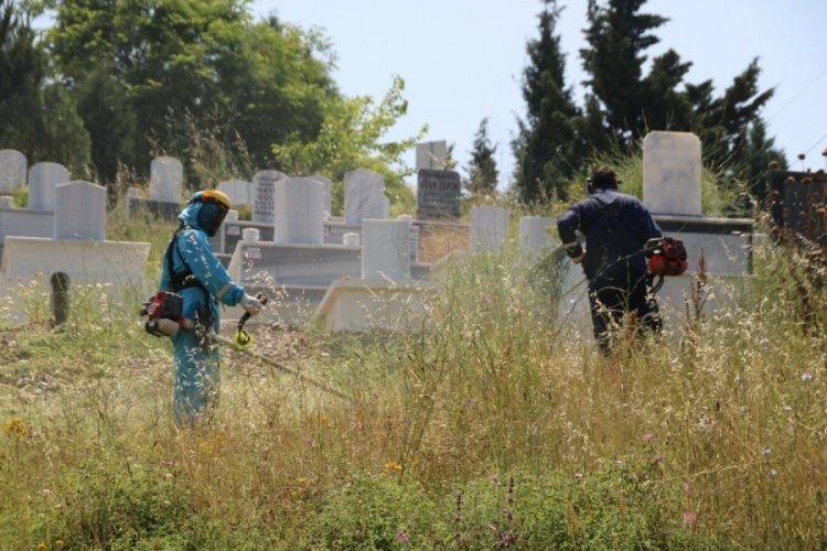 Mezarlıklarda ve camilerde bayram temizliği yapılıyor