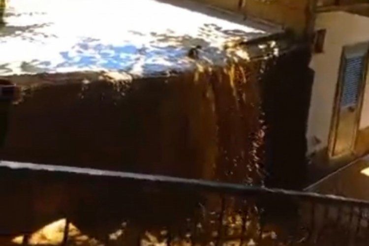 Niğde'de barajın ana borusu patladı, k&ouml;y&uuml; su bastı