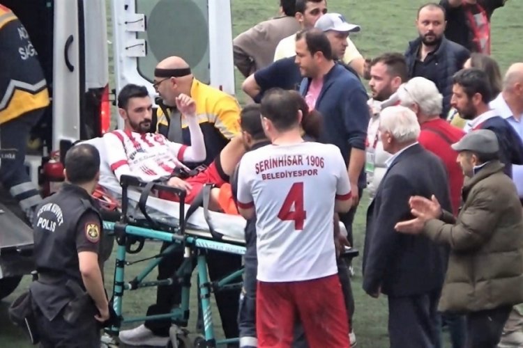 Gol&uuml; &ouml;nlemek isterken, rakip forvetin ayağını kırdı