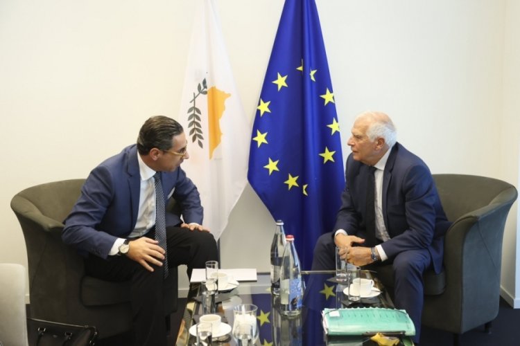 Borrell, GKRY Dışişleri Bakanı Kombos ile g&ouml;r&uuml;şt&uuml;