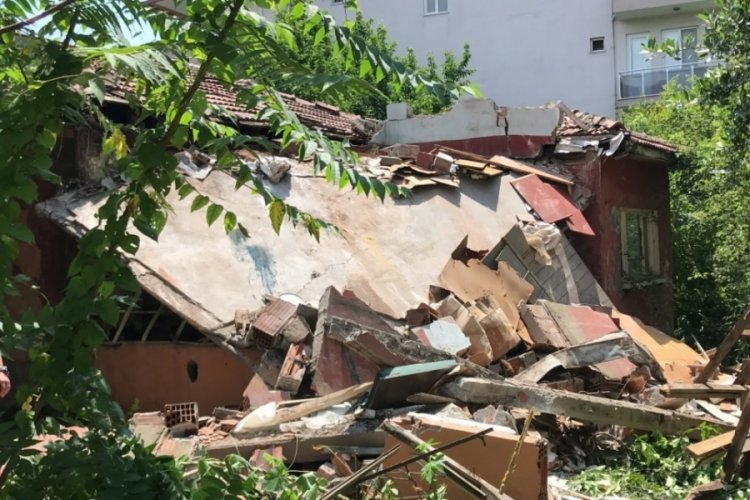 Kocaeli'de metruk ev &ccedil;&ouml;kt&uuml;: 2 kişi hayatını kaybetti
