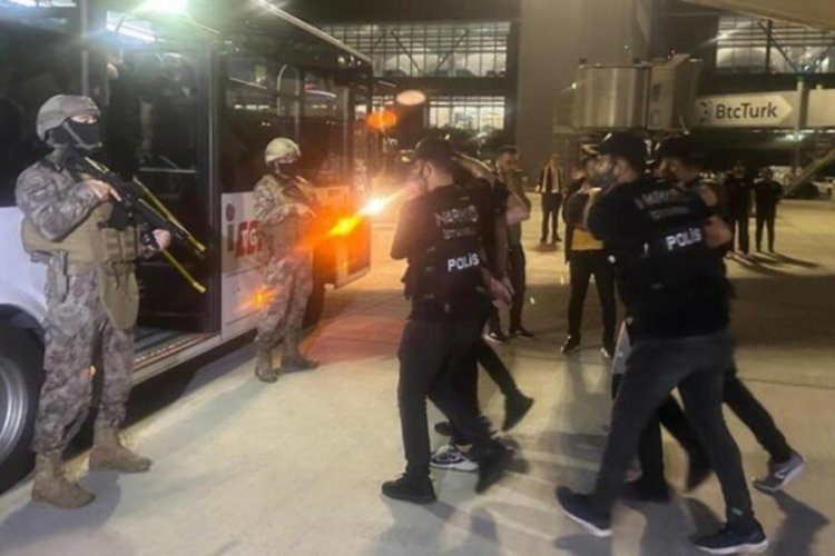 Kırmızı b&uuml;ltenle aranan 2 şahıs yakalandı