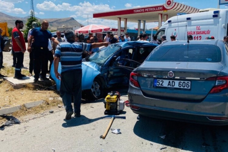 Malatya'da iki ara&ccedil; &ccedil;arpıştı! 3 kişi ağır yaralı